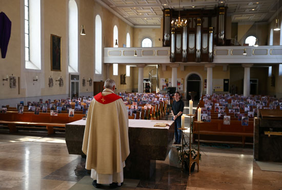 القداس داخل الكنيسة بألمانيا و صور الحضور
