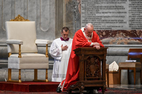 البابا فرنسيس يصلى أثناء قيادته قداس