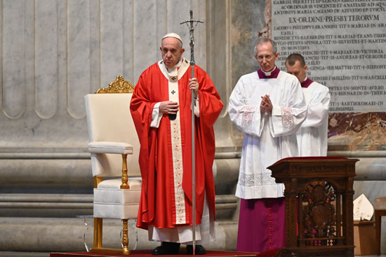 البابا فرانسيس وسيد الاحتفالات الليتورجية البابوية يقودون قداس أحد الشعانين