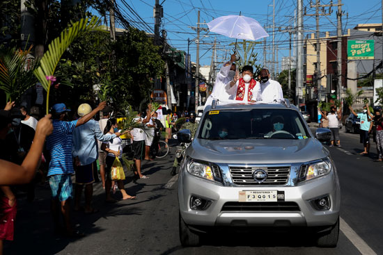 كاهن يتجول بسيارة فى شوارع الفلبين ليبارك العامة بعيد القيامه