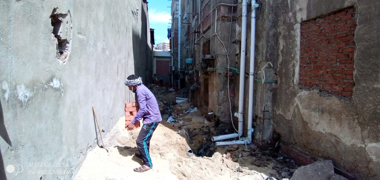 عمال البناء يشاركون فى تطوير منطقة ابو شاهين