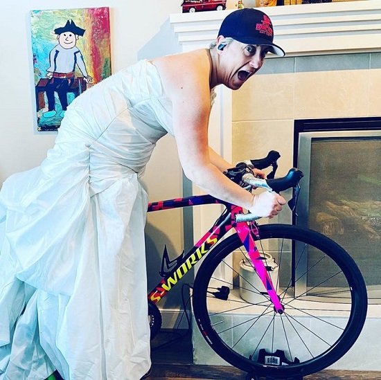 كيري غودبوت بفستان زفافها على دراجتها