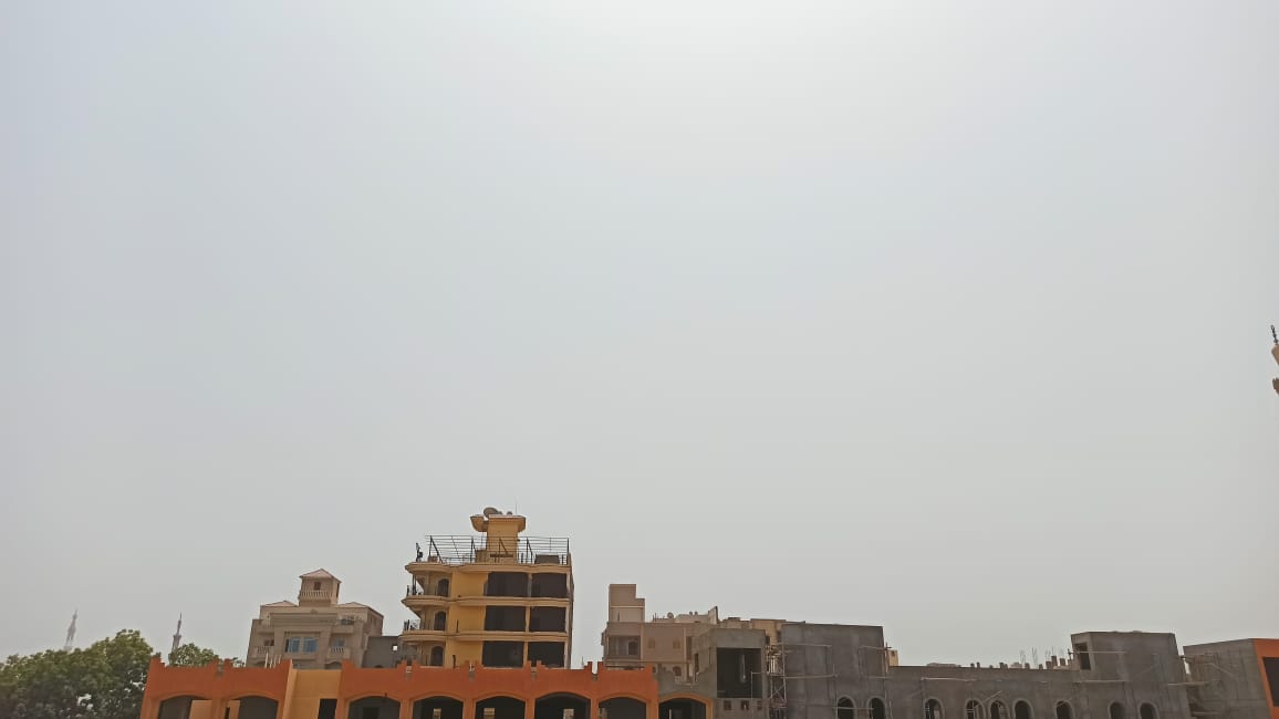1 عاصفة ترابية وشبورة خفيفة تضرب سماء محافظة الأقصر
