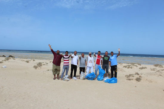 عمال الفنادق بمرسى علم يستغلون أوقاتهم فى تنظيف الشواطئ (9)