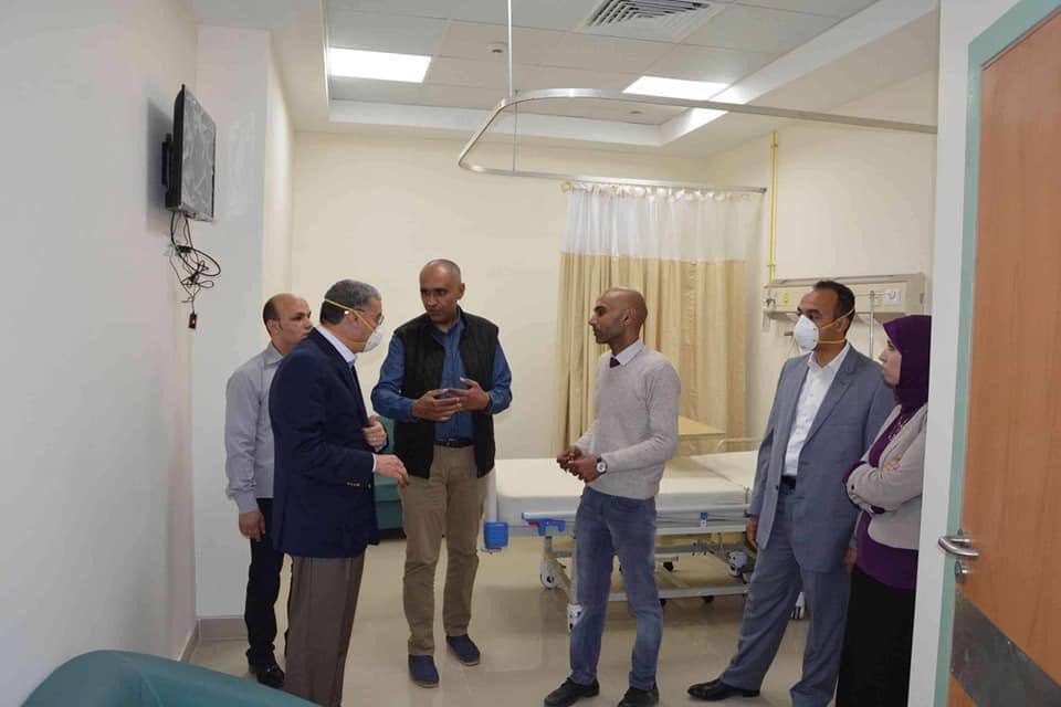 محافظ المنيا يلتقط صورة تذكارية فى افتتاح مستشفى ملوى بتجمعات كبيرة (4)