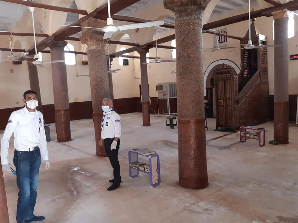 1 شباب الأقباط خلال تعقيم أحد المساجد بالأقصر