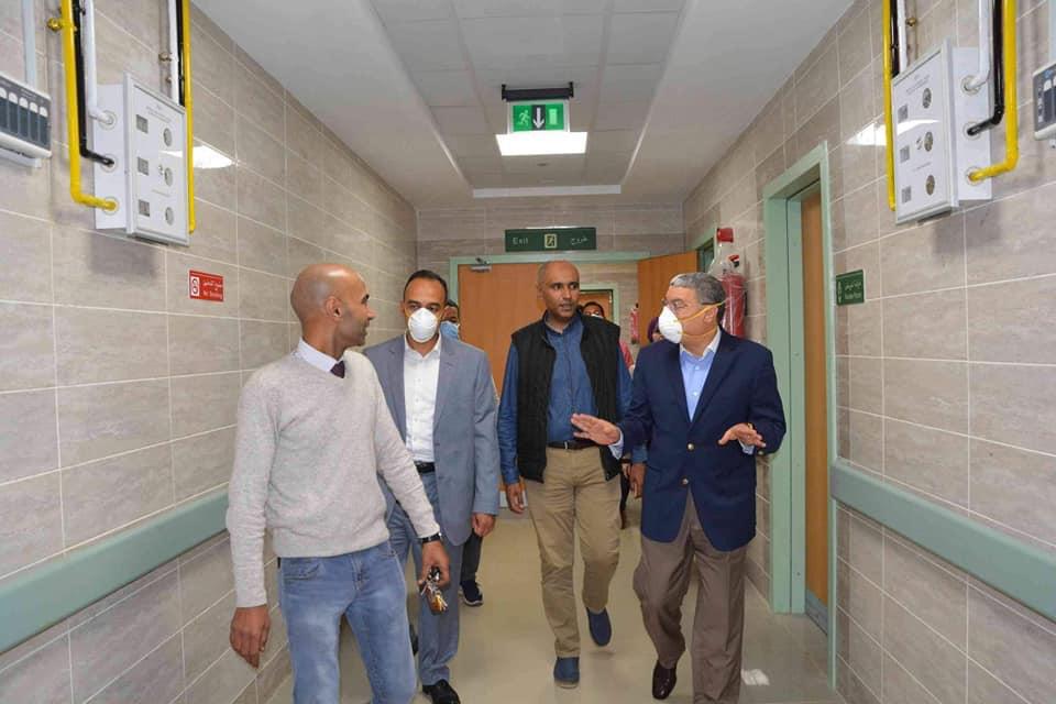 محافظ المنيا يلتقط صورة تذكارية فى افتتاح مستشفى ملوى بتجمعات كبيرة (6)