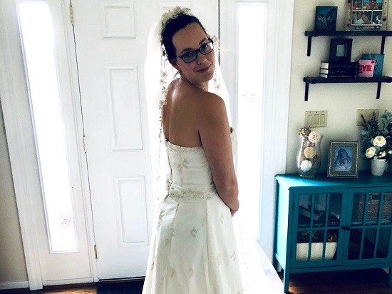 ليان ساباتيني بفستان زفافها