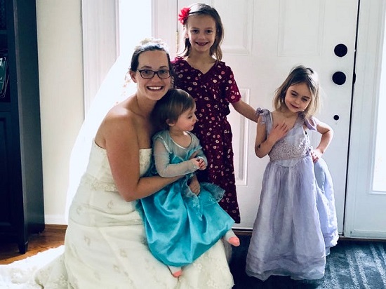 ليان ساباتيني بفستان زفافها مع أطفالها