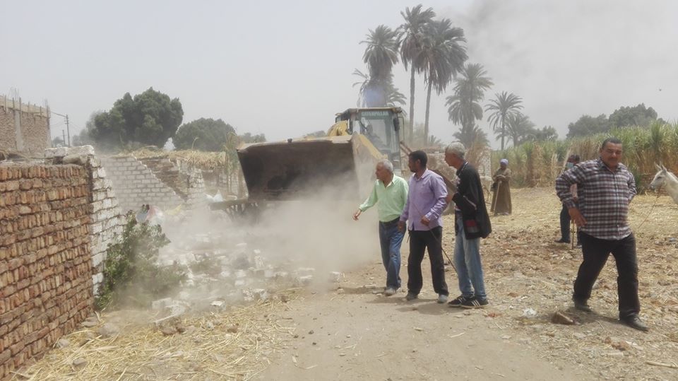 قيادات مدينة اسنا خلال ازالة التعديات المخالفة قيادات مدينة اسنا خلال ازالة التعديات المخالفة