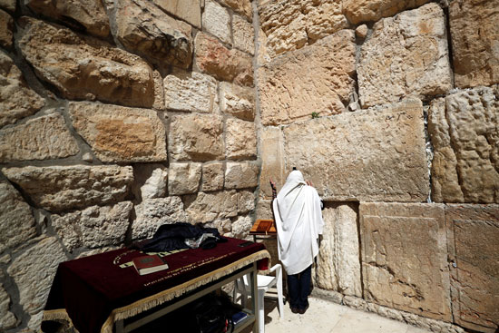 مصلي-يصلي-عند-الحائط-الغربي-في-البلدة-القديمة-في-القدس-وسط-قيود-فيروسات-التاجية