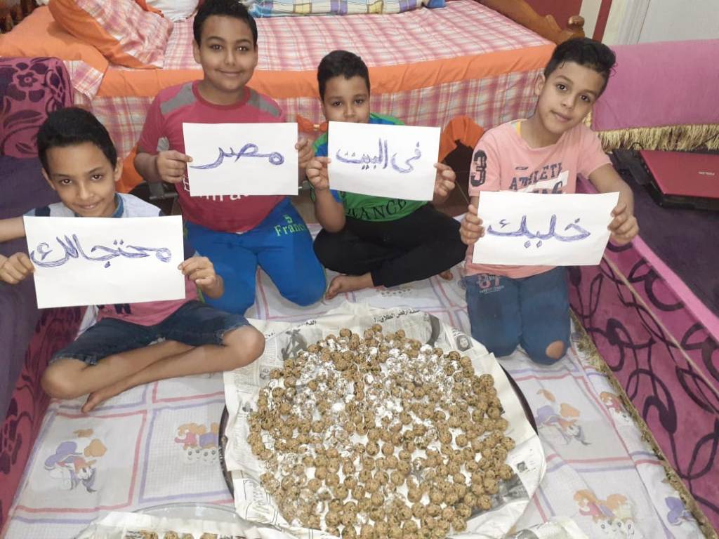 أطفال الأقصر يحتفلون بالمولد بمنازلهم أطفال الأقصر يحتفلون بالمولد بمنازلهم