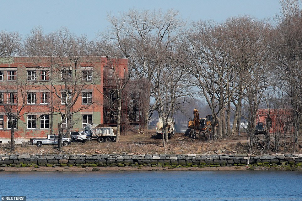 26901178-8194493-A_work_site_is_seen_on_Hart_Island_yesterday_as_it_is_to_be_used-a-8_1586257827369