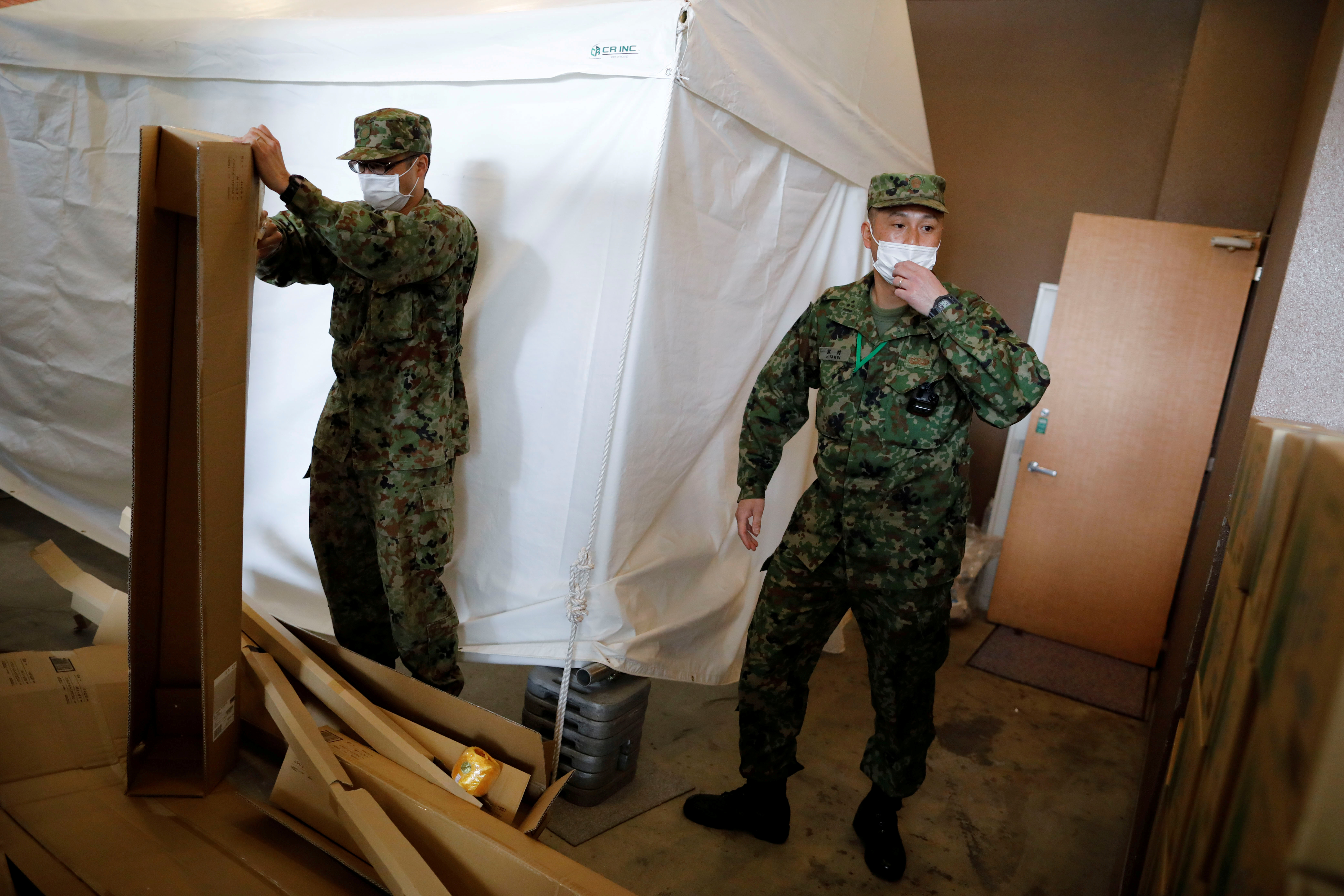 جنود يابانيون يؤسسون مركز لاستقبال أصحاب الأعراض الخفيفة بكورونا -  (1)