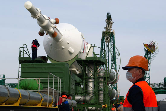 يعمل-المتخصصون-في-مركبة-الفضاء-Soyuz-MS-16-لطاقم-محطة-الفضاء-الدولية-(ISS)-القادم-على-لوحة-الإطلاق-قبل-الإطلاق-القادم-،-في-بايكونور-كوسمودروم