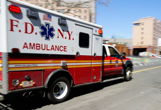 بسرعة-الإسعاف-دائرة-اطفاء-نيويورك-الماضي-مستشفى-إلمهورست-خلال-اندلاع-مرض-التاجى-(COVID-19)-في-نيو-يورك