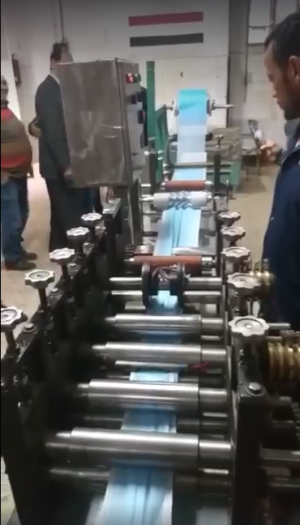 تشغيل ماكينات تصنيع الكمامات