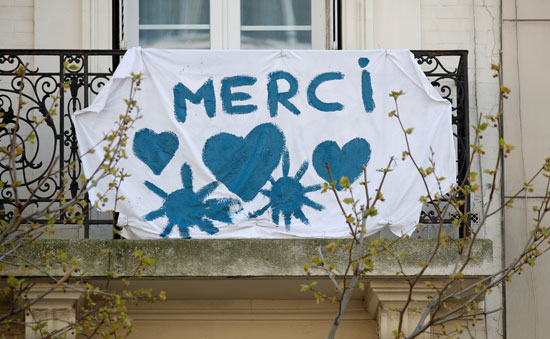 لافتة كتب عليها شكرًا لك لدعم مقدمي الرعاية والعاملين خلال يوم الصحة العالمى فى باريس