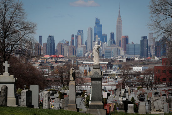 منظر-لأفق-مانهاتن-كما-يرى-من-مقبرة-ليندن-هيل-خلال-تفشي-المرض-التاجى-(COVID-19)-في-حي-بروكلين-في-نيو-يورك-سيتي،-نيو-يورك-،-الولايات-المتحدة،-6-أبريل،-2020.-REUTERS--بريندان-مكديرمد