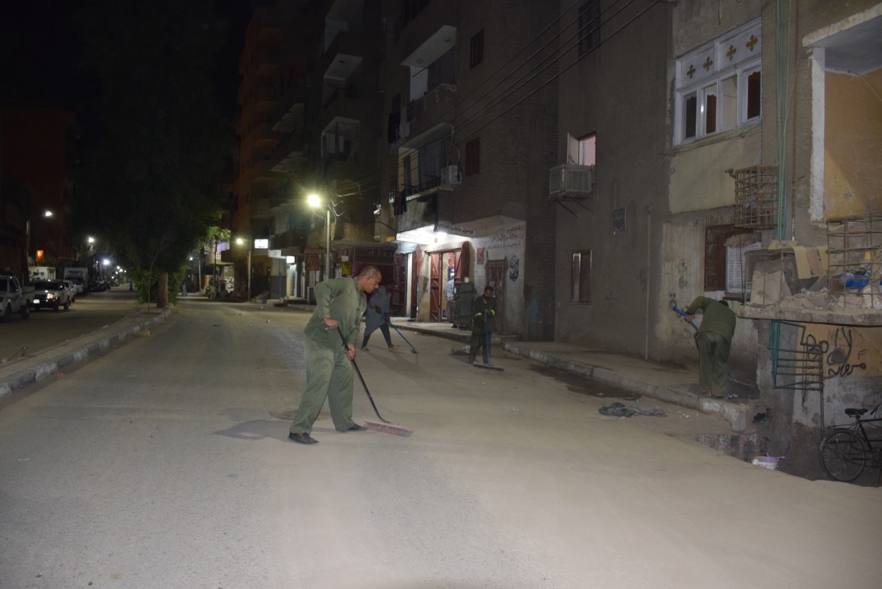 رجال النظافة خلال تجميل شوارع الأقصر بحظر التجوال
