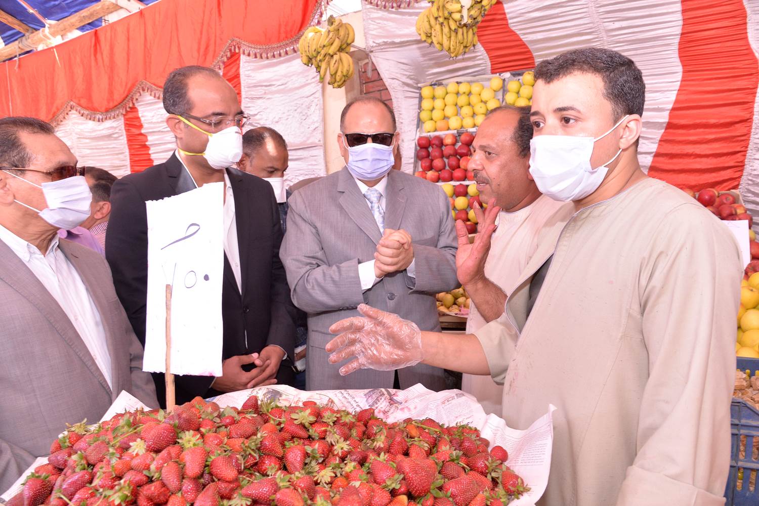 محافظ أسيوط يفتتح معارض حزب مستقبل وطن للسلع الغذائية والخضار والفاكهة  (4)