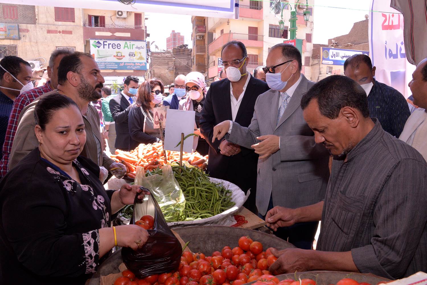 محافظ أسيوط يفتتح معارض حزب مستقبل وطن للسلع الغذائية والخضار والفاكهة  (2)