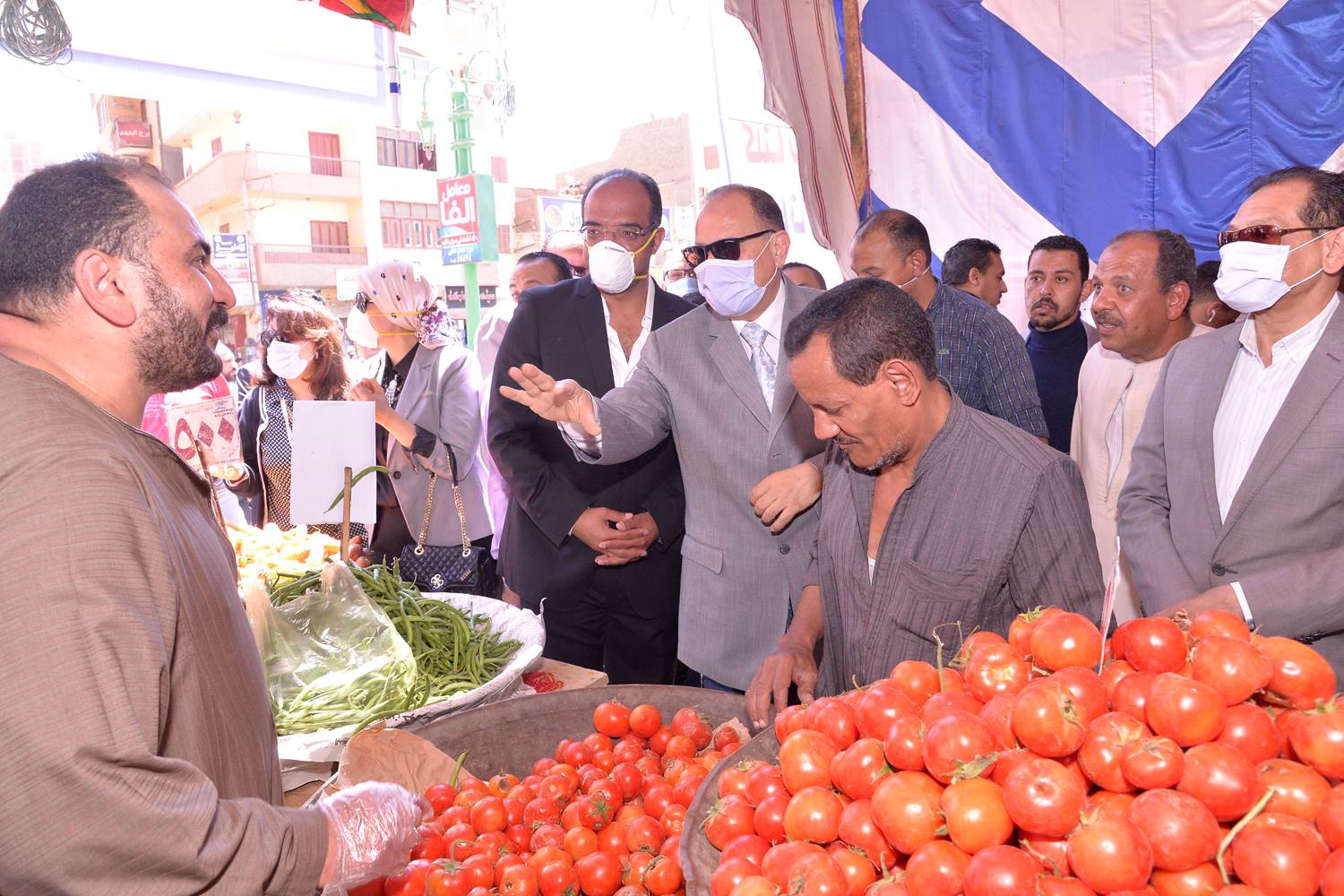 محافظ أسيوط يفتتح معارض حزب مستقبل وطن للسلع الغذائية والخضار والفاكهة  (3)