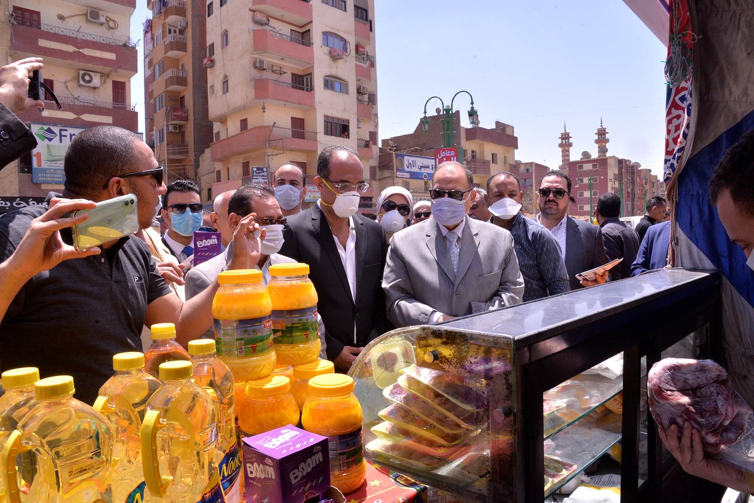 محافظ أسيوط يفتتح معارض حزب مستقبل وطن للسلع الغذائية والخضار والفاكهة  (5)