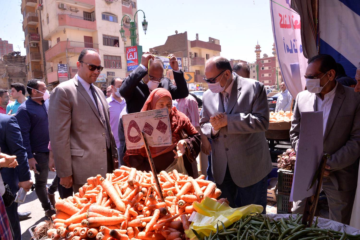 محافظ أسيوط يفتتح معارض حزب مستقبل وطن للسلع الغذائية والخضار والفاكهة  (1)