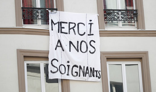لافتة دعم فى يوم الصحة العالمى فى باريس