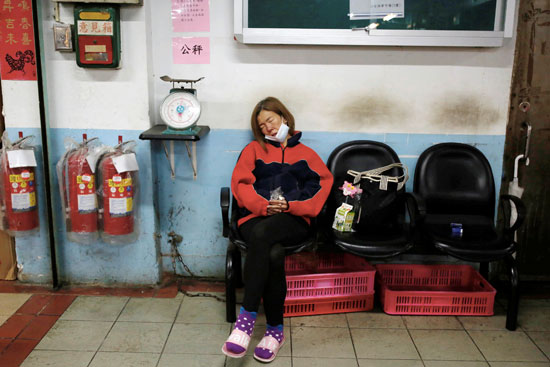 سيدة تجلس بأحد الاسواق فى تايوان