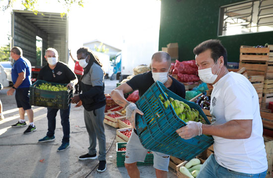 المدرب السابق للبرازيل لكرة القدم دونجا يشارك فى توزيع الطعام