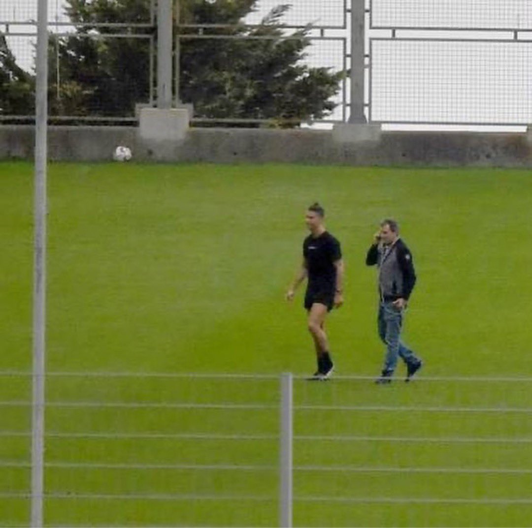 رونالدو يتدرب فى ملعب ماديرا (4)