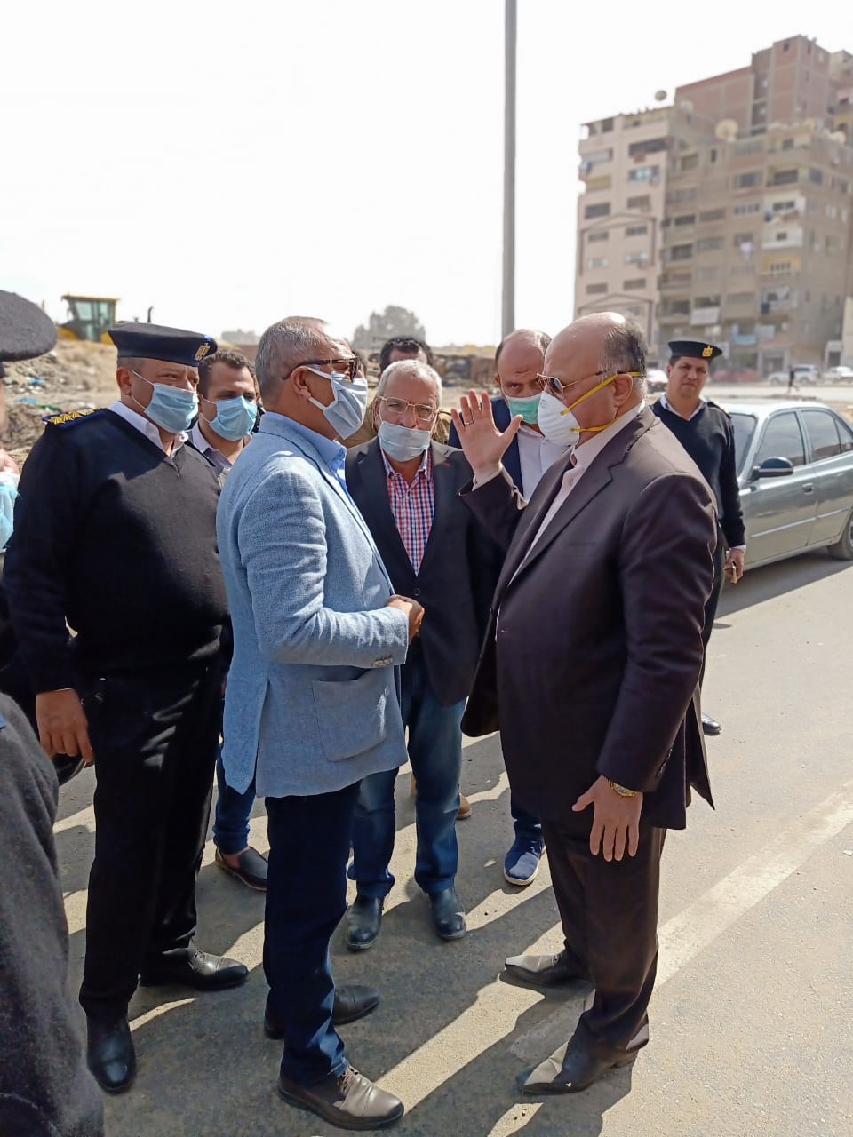 محافظ القاهرة يتفقد أعمال إزالة التعديات على ترعة الطوارئ بالسلام (2)