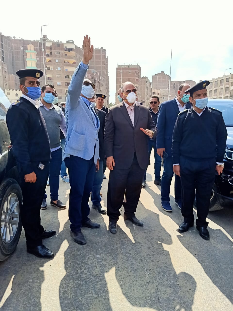 محافظ القاهرة يتفقد أعمال إزالة التعديات على ترعة الطوارئ بالسلام (3)