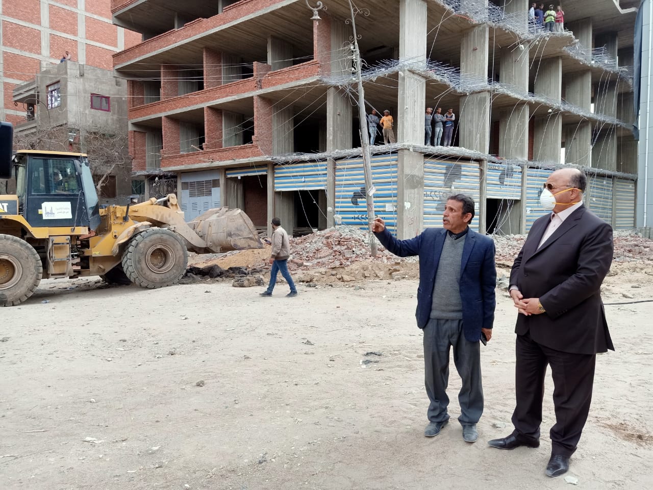 محافظ القاهرة يشرف على أعمال إزالة بناء مخالف  (1)