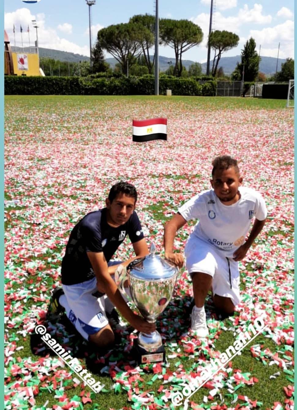عمر حنفي يحتفل بالكأس مع أحد زملائه
