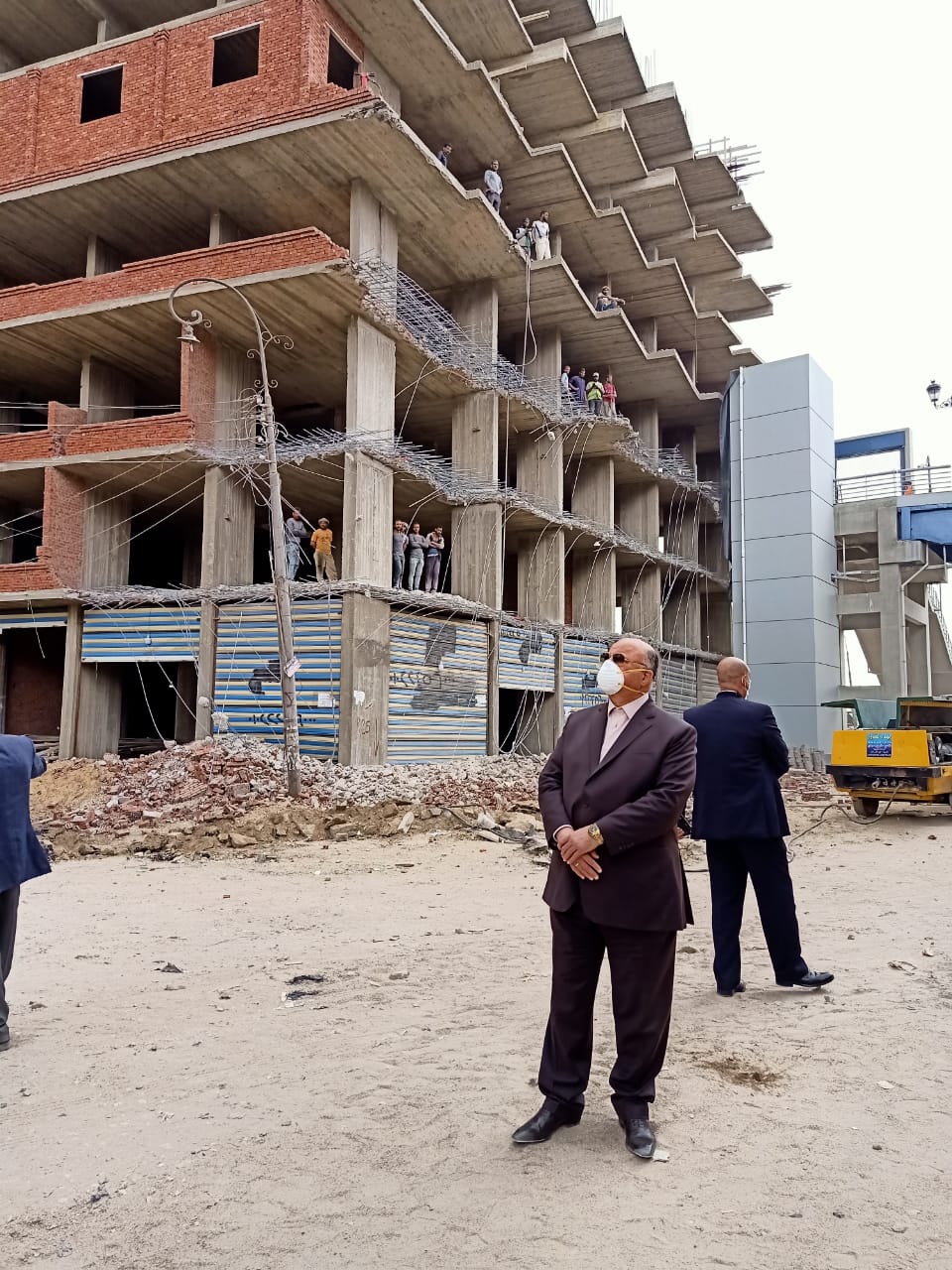 محافظ القاهرة يشرف على أعمال إزالة بناء مخالف  (2)
