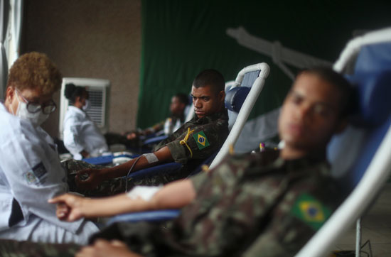 الجيش البرازيلى يتبرع بالدم لمواجهة أزمة كورونا