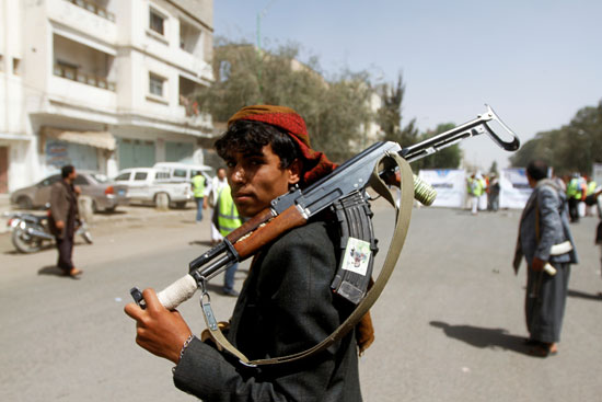 أحد أنصار الحوثي ينظر وهو يحمل سلاحًا خلال تجمع في صنعاء  اليمن