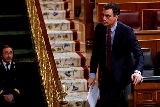 رئيس الوزراء الإسباني سانشيز يغادر مقعده في البرلمان في مدريد