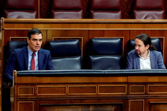 رئيس الوزراء الإسباني سانشيز بان والنائب الثاني لرئيس الوزراء إجليسياس يتحدثان عن الحفاظ على التباعد الاجتماعي