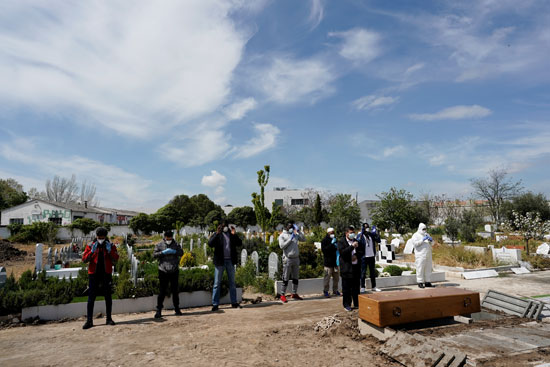 الصلاة على أحد الضحايا فى مقابر اسبانيا