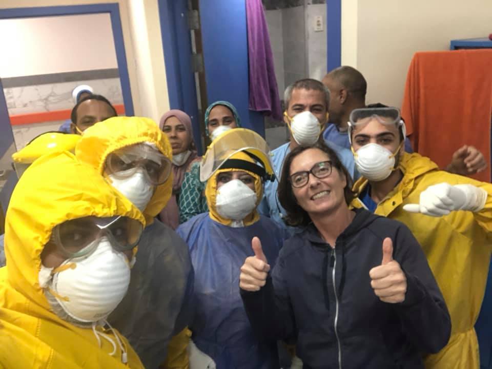 الطاقم الطبى يلتقط صورة تذكارية من السائحة السويدية الطاقم الطبى يلتقط صورة تذكارية من السائحة السويدية