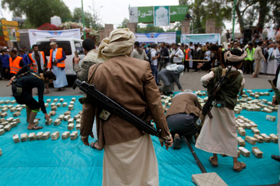 أنصار الحوثي يحملون أسلحة خلال تجمع في صنعاء