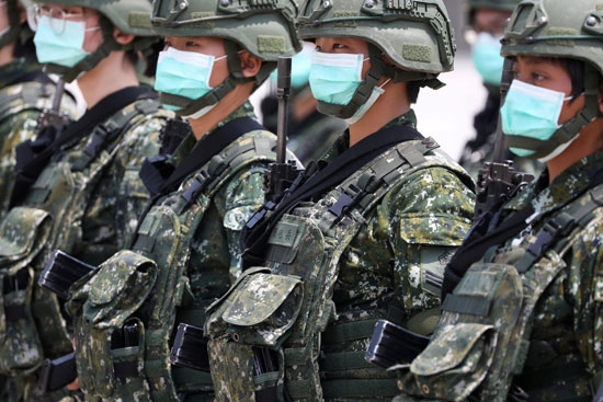 جنود يرتدون أقنعة واقية لحمايتهم من مرض فيروس التاجي