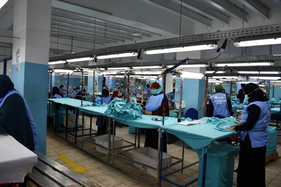 محافظ الفيوم يتفقد المصانع بمنطقة كوم أوشيم تشجيعا للصناعة (2)