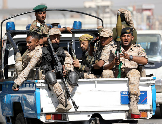 الحوثيون يركبون على ظهر شاحنة بعد مشاركتهم في تجمع للحوثيين