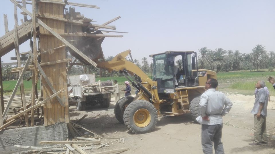 جانب من حملات إزالة التعديات والبناء المخالف بمدينة إسنا
