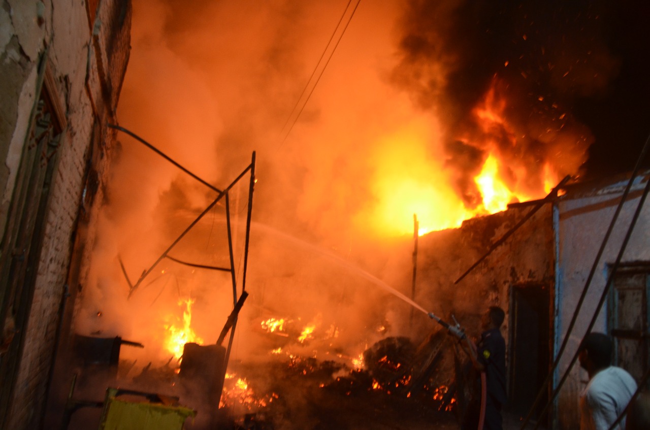 السيطرة على حريق إلتهم ورشة و2 مخزن أخشاب جنوب محافظة الأقصر